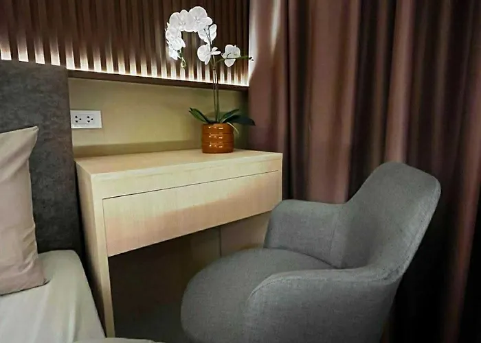 Modern In Makati With High-speed Wi-fi 马尼拉