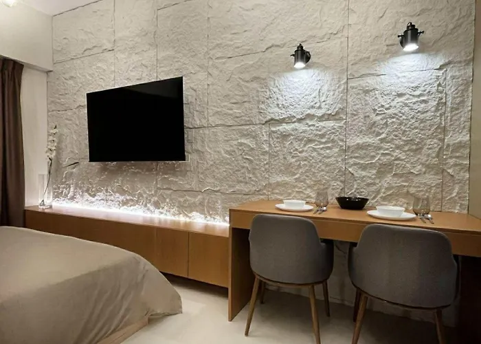 Modern In Makati With High-speed Wi-fi *